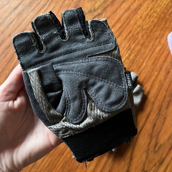 Nike Dri-fit fingerless workout gloves - Picture 2 of 4